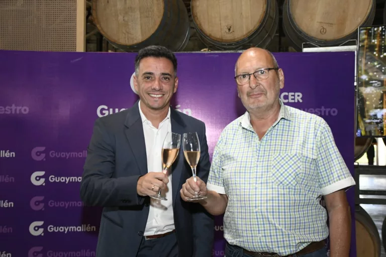 Marcos Calvente y Marcelino Iglesias brindando