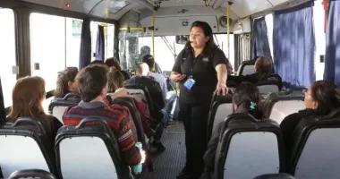 Bus Tour de Guaymallén: lujo, almuerzos y preguntas sin respuesta