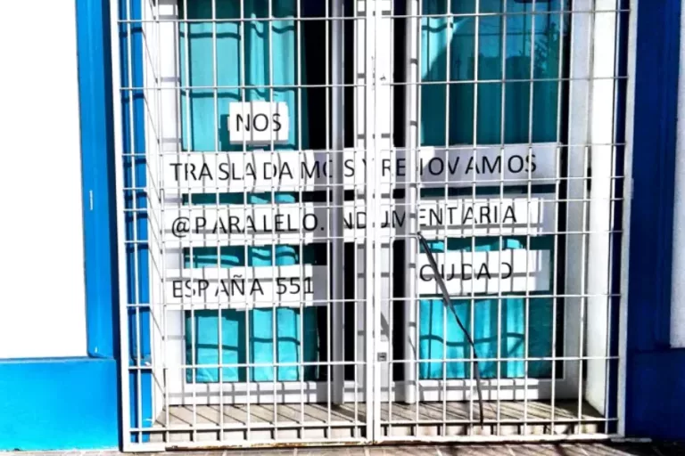 Frente del local subsidiado cerrado con cartel de trasladado