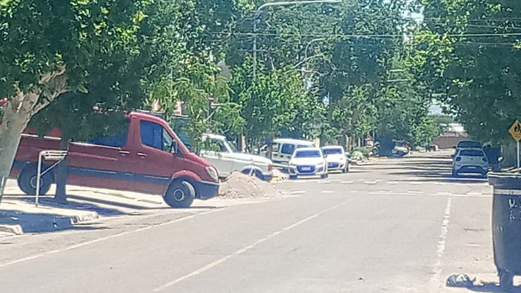 Se nota actividad en local clandestino de Pelegrina. Furgon rojo
