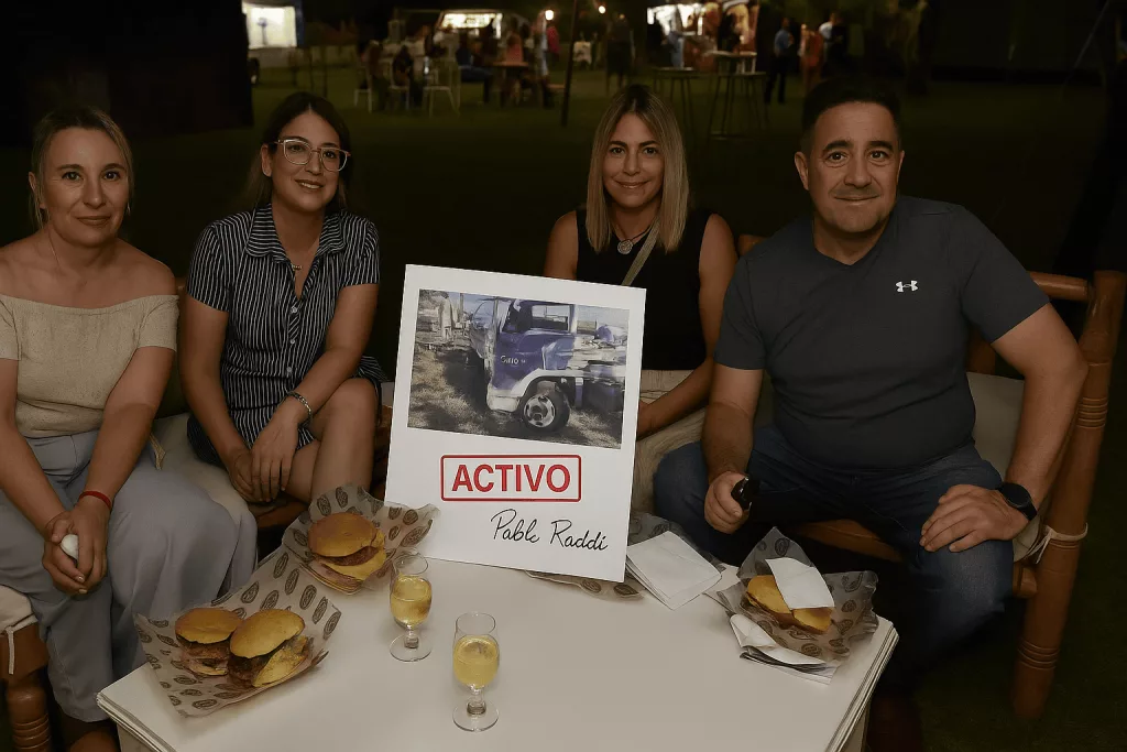 Imagen IA Representando a Raddi y equipo de trabajo, con foto de camión desguazado, pero con GPS