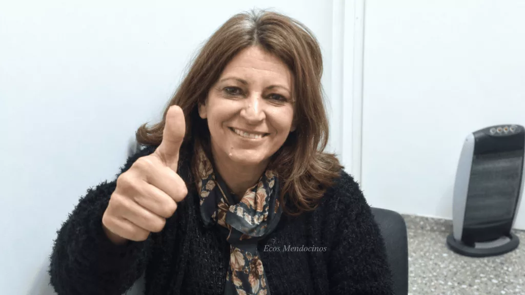 Cecilia Tamarit, médica y exdirectora de Salud de Guaymallén, sonriendo y levantando el pulgar.