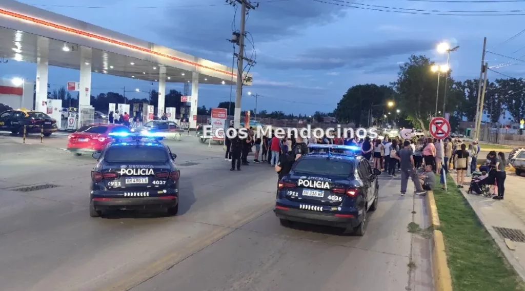 Vecinos se manifiestan en avenida Mitre y Mathus Hoyos, Guaymallén, con presencia de efectivos y dos móviles de la Policía de Mendoza.